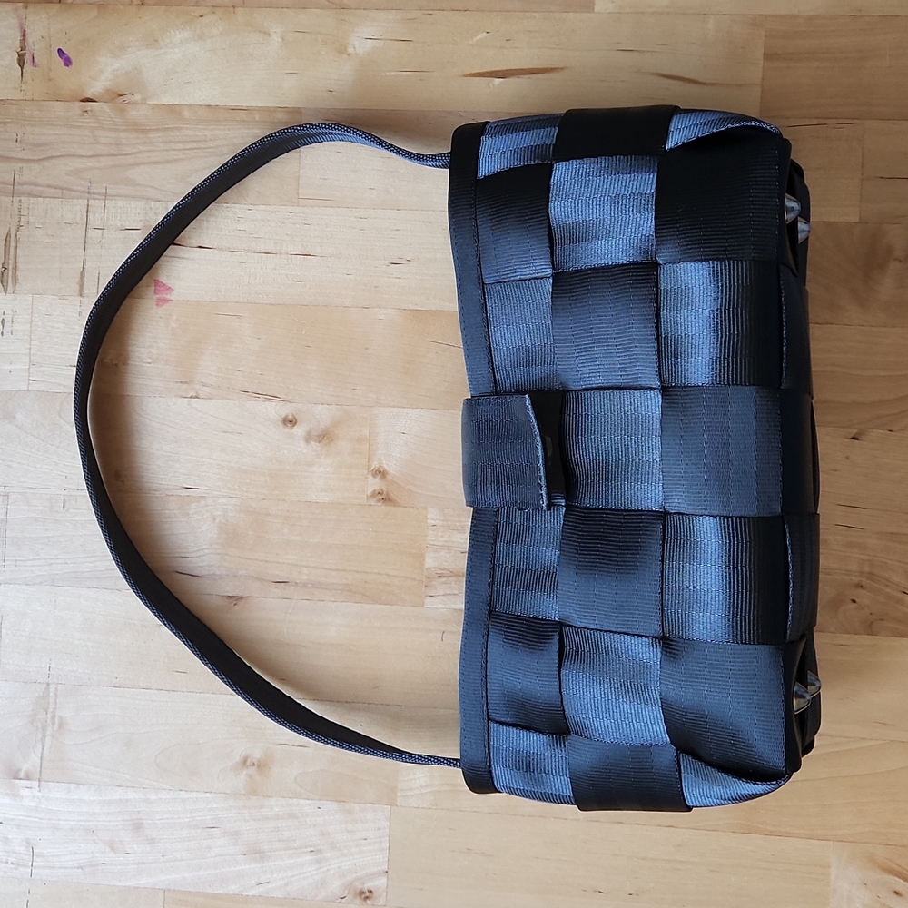 Harvey's Seatbelt Bag, Black, 12 in wide, 4.6 in deep, 6 in tall